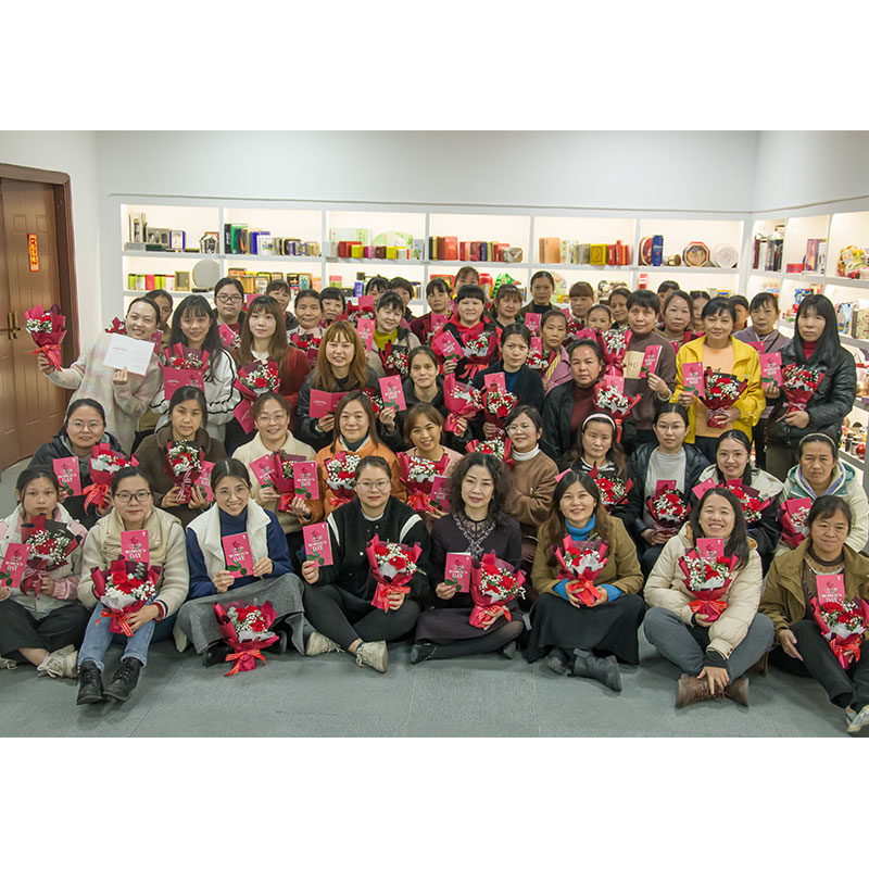 Утром 7 марта 2025 года компания подготовила открытки, цветы и подарки (электрические кастрюли и фритюрницы) для всех сотрудниц.