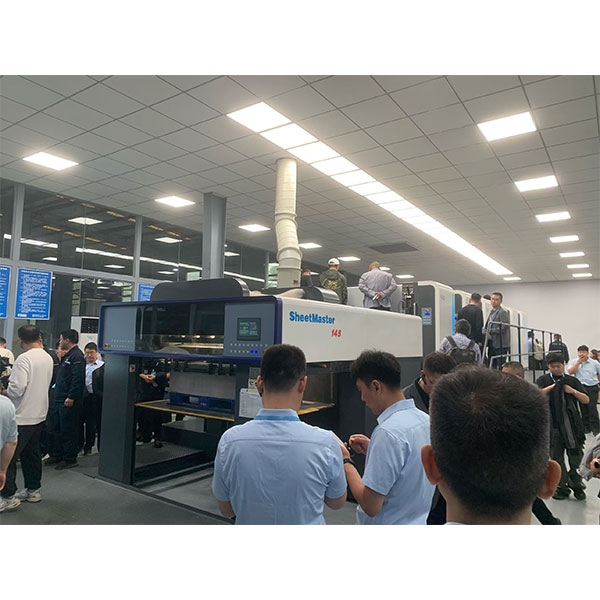 Типографская машина XINJI XJ145 вызвала ажиотаж на демонстрации в Sichuan Xinsheng Group