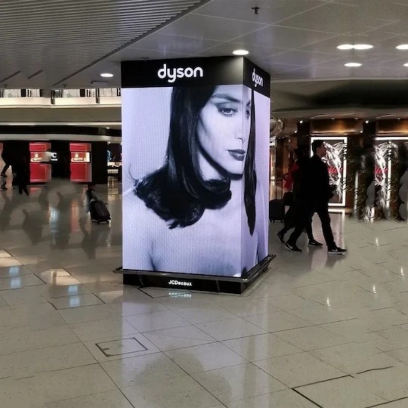 Чехол FS Plus в торговом центре в Лос-Анджелесе, США