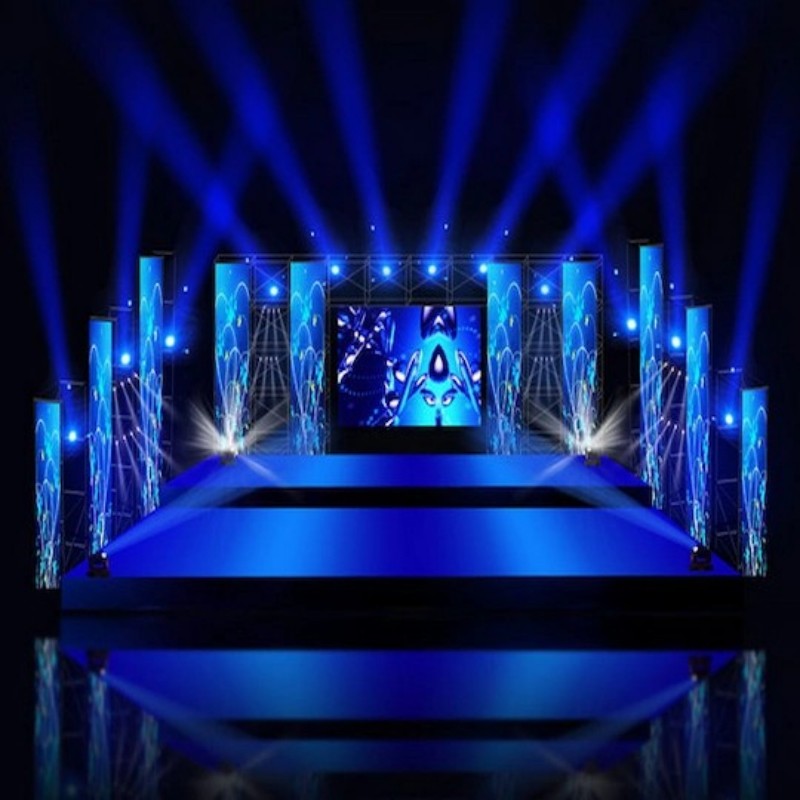 Чехол R5 Plus на фоне сцены, Париж, Франция