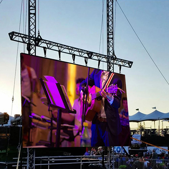 Светодиодная витрина R5 освещает вечеринки в Лос-Анджелесе