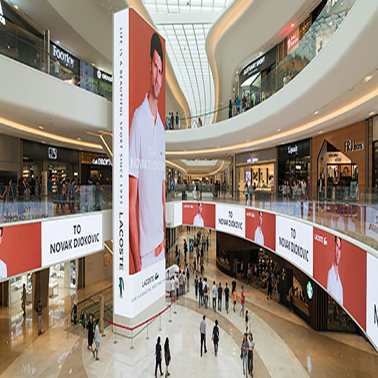 Светодиодная витрина FS Pro перед бизнес-центром в Гонконге