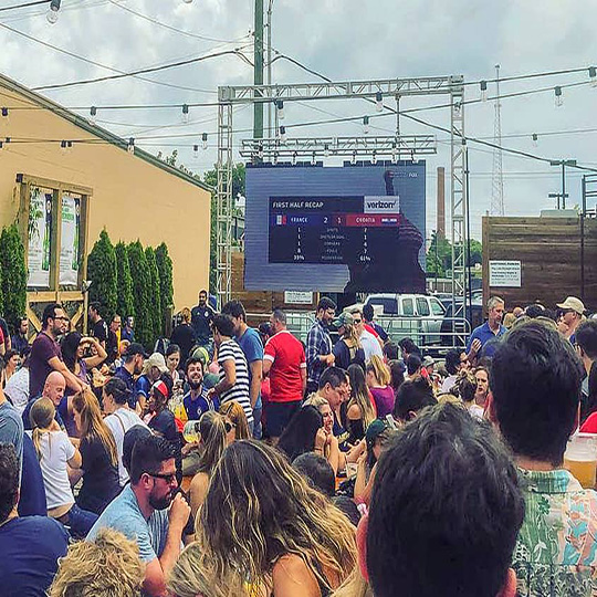 Светодиодная витрина модели R5 Plus на заднем дворе Мадридской таверны