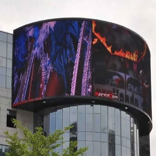 FC Pro дисплей на фасаде многоэтажного здания, Бат, Великобритания