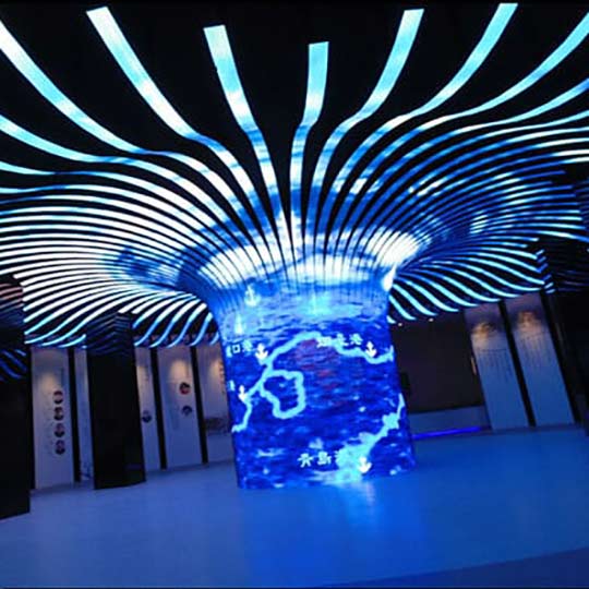 X-образный гибкий дисплей в выставочном зале, Циндао, Китай