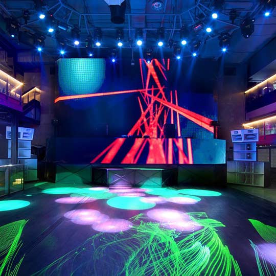 R5 Plus Case В закрытом помещении в Испании, Европа