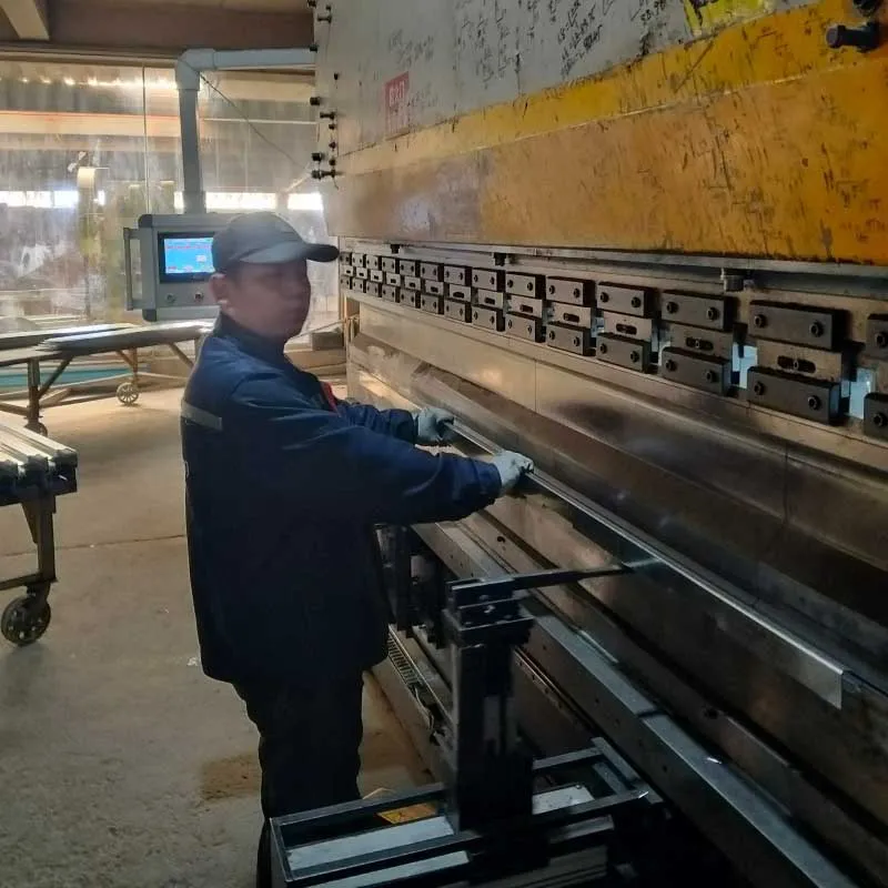 Jinri Door Industry: более десяти лет мастерства в гибке металла — создание надежного фундамента качества благодаря точности на уровне миллиметра.