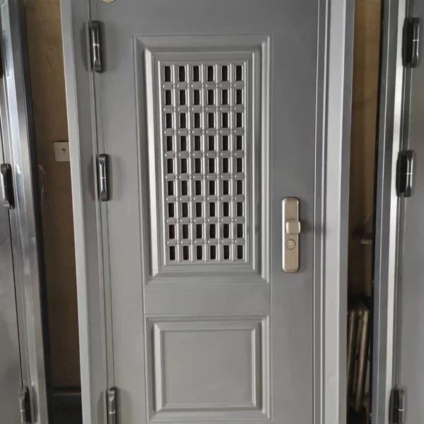 Стальные противопожарные двери Chaoyang Jinri Door Industry создают надежную линию защиты от пожарной безопасности в строительных проектах.