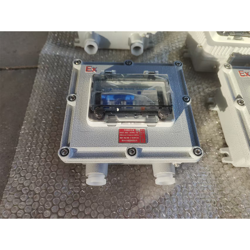 Взрывобезопасная коробка для соединения проводов с автоматическим выключателем