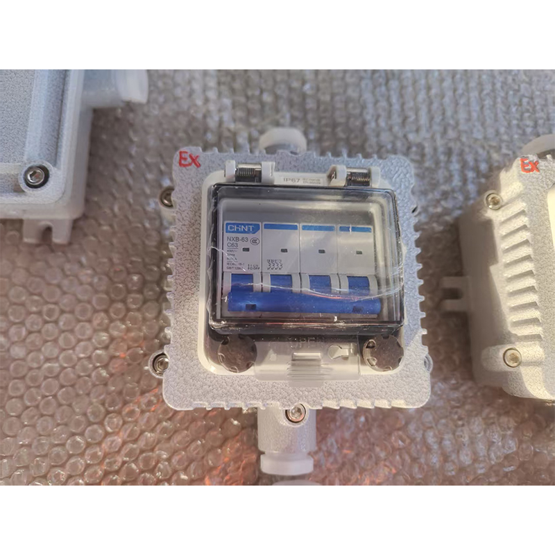 Взрывобезопасная коробка с автоматическим выключателем для подключения