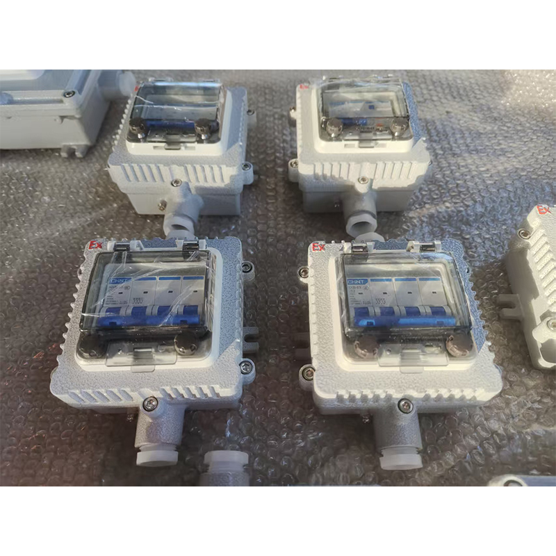 Взрывобезопасная коробка с автоматическим выключателем для подключения