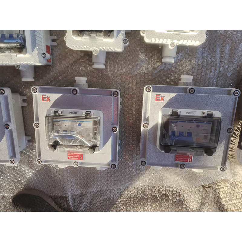 Взрывобезопасный автоматический выключатель в герметичной коробке