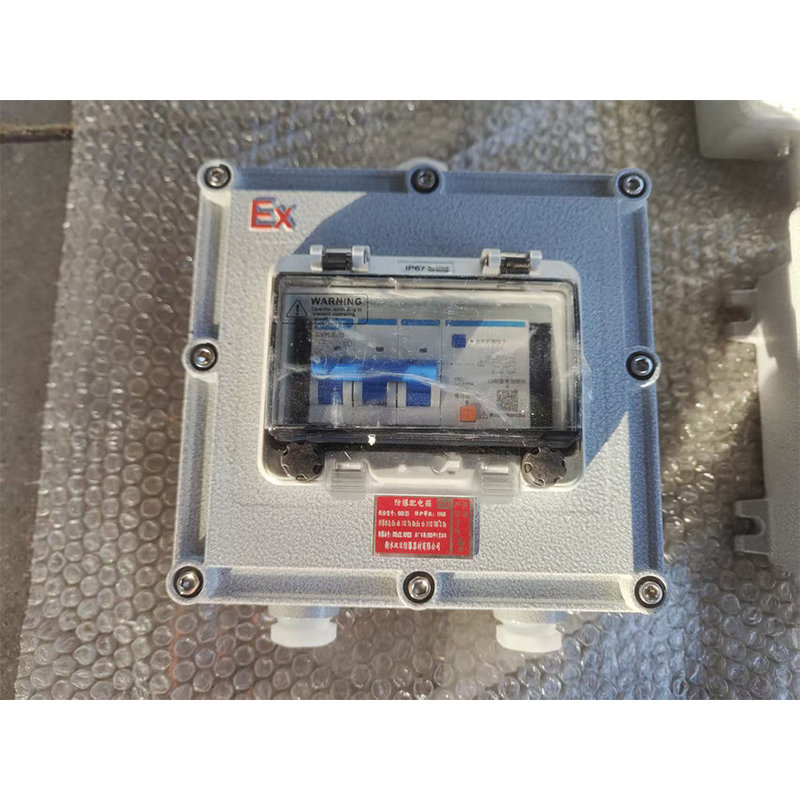 Взрывобезопасный распределительный блок с защитным автоматическим выключателем