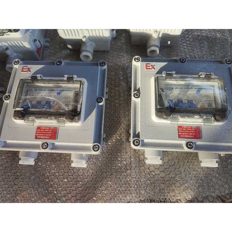 Взрывобезопасный распределительный блок с защитным автоматическим выключателем