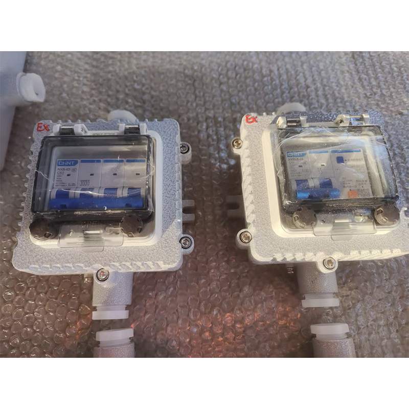 Взрывобезопасный распределительный блок с защитным автоматическим выключателем