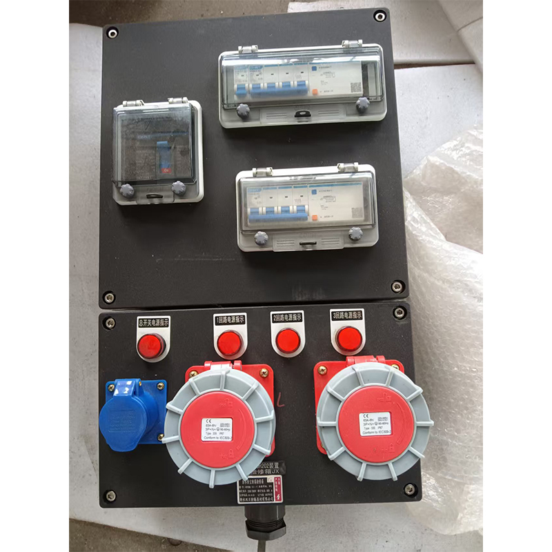 Распределительная коробка в пластиковом корпусе