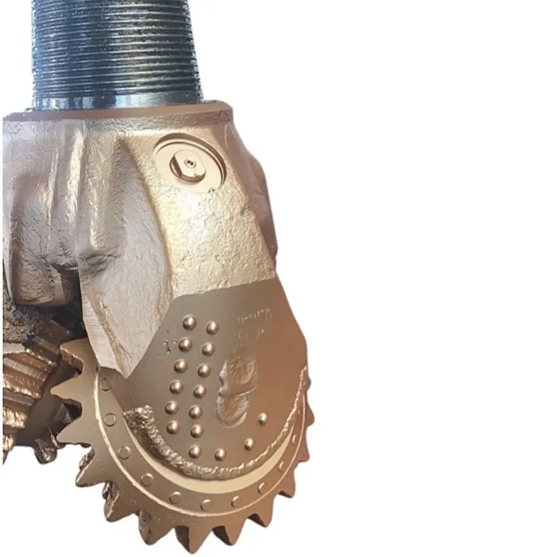 Трехшарошечное долото со стальным зубчатым вооружением