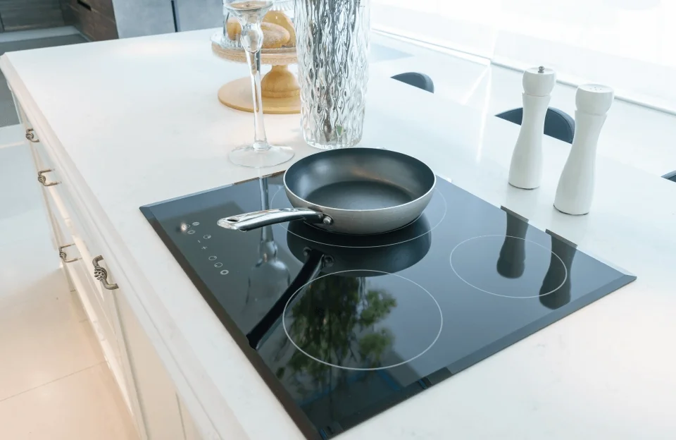 Эмаль или закаленное стекло варочная панель: что выбрать в 2026 году