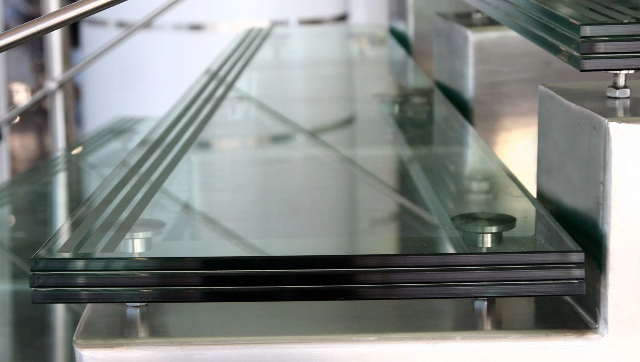 Закаленное стекло или нержавеющая сталь: что выбрать в 2026 году?