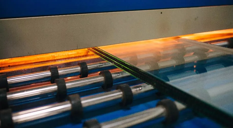 Закаленное стекло нагрузка: пределы прочности и безопасность в 2026 году