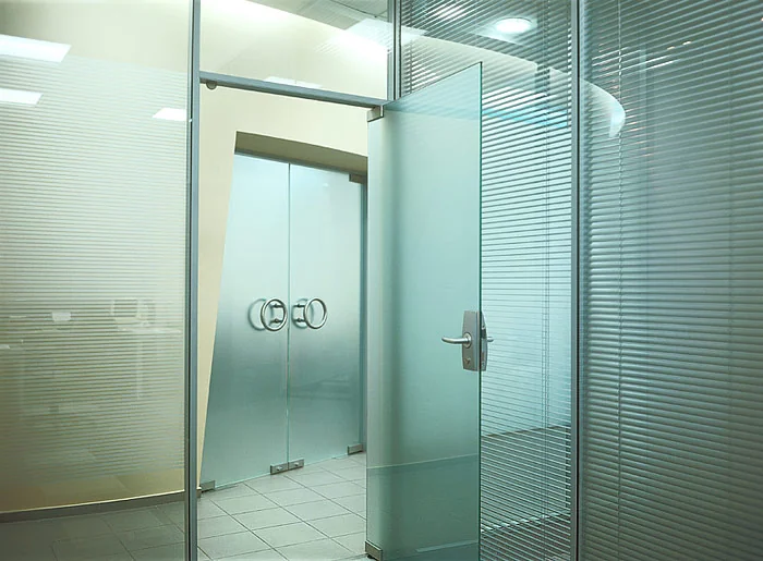 Стеклянные двери из закаленного стекла: надежность и стиль для вашего дома в 2026 году