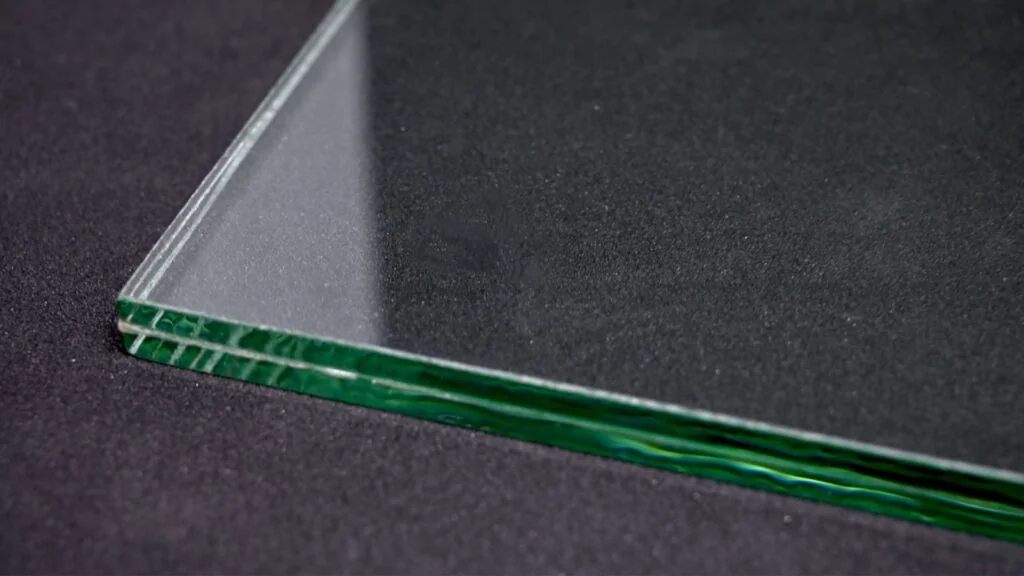 Закаленное армированное стекло: надежная защита и прочность для вашего дома в 2026 году