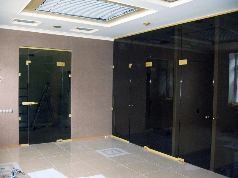 Стеклянные двери из закаленного стекла: надежность и стиль для вашего дома в 2026 году