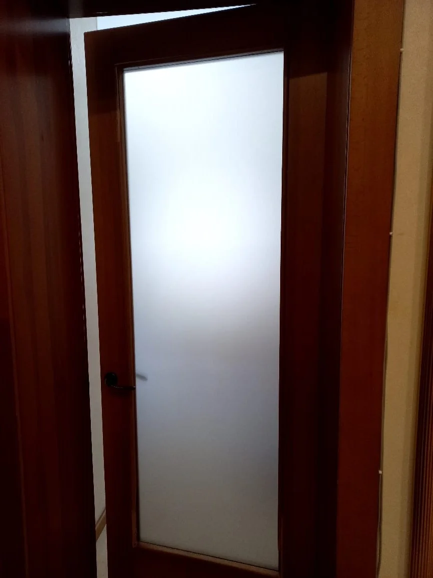 Стеклянные двери из закаленного стекла: надежность и стиль для вашего дома в 2026 году