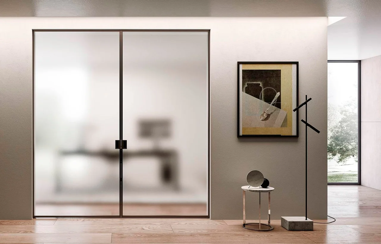 Стеклянные двери из закаленного стекла: надежность и стиль для вашего дома в 2026 году