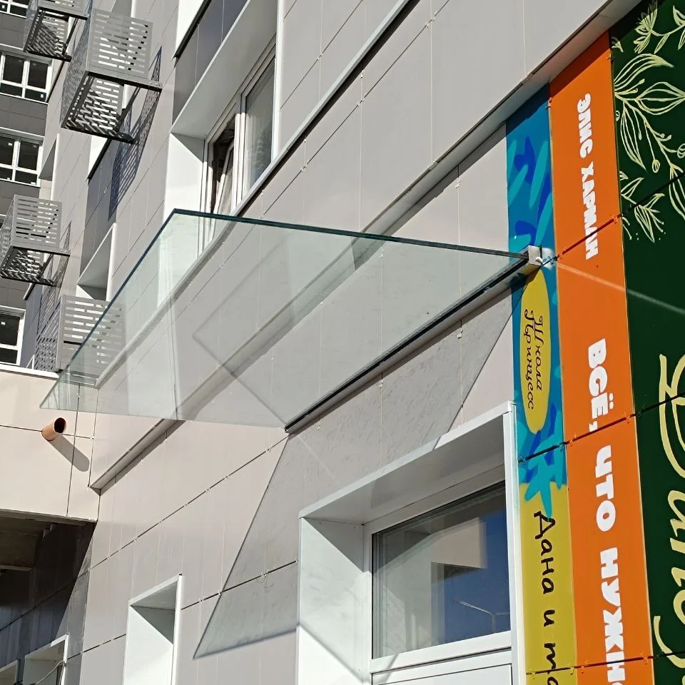 Закаленное стекло на профиле: надежные решения для интерьера 2026