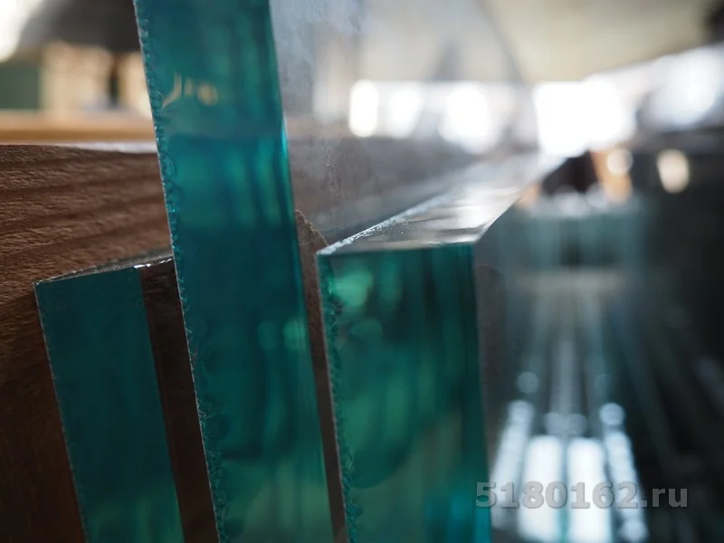 Закаленное стекло на профиле: надежные решения для интерьера 2026