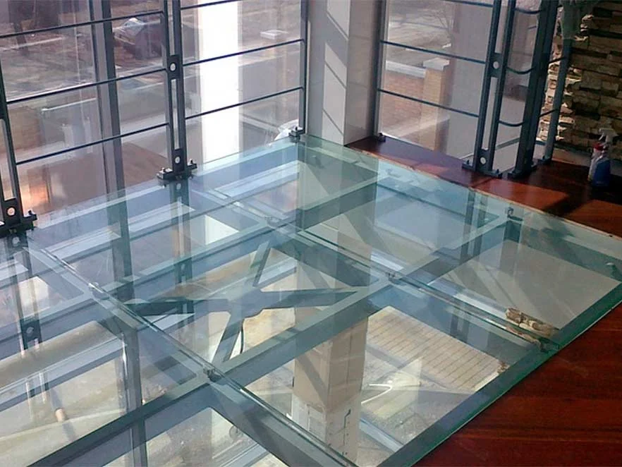 Закаленное стекло на профиле: надежные решения для интерьера 2026