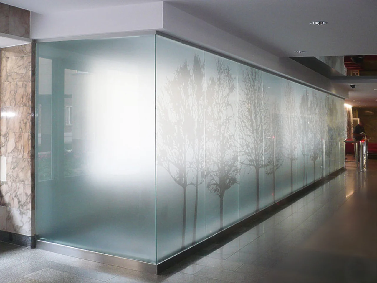 Специальное закаленное стекло 2026: новые стандарты защиты и долговечности