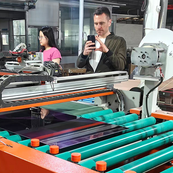 Визит колумбийских клиентов на предприятие Zhitai Glass: новые горизонты международного сотрудничества