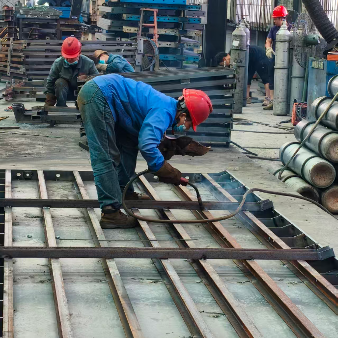 Мастерство создает мощь инфраструктуры! Guizhou Siqi Steel Mold поставила очередную партию стальных лестничных маршей и поручней для дорожного строительства, открывая новые возможности трансграничного сотрудничества в сфере инфраструктуры через качество продукции