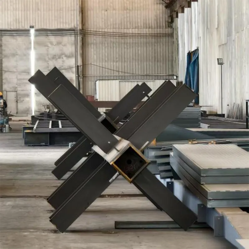 Стальные конструкции, балки, колонны и стальные трубы объединяются, чтобы проложить путь к созданию современных заводских зданий из стальных конструкций