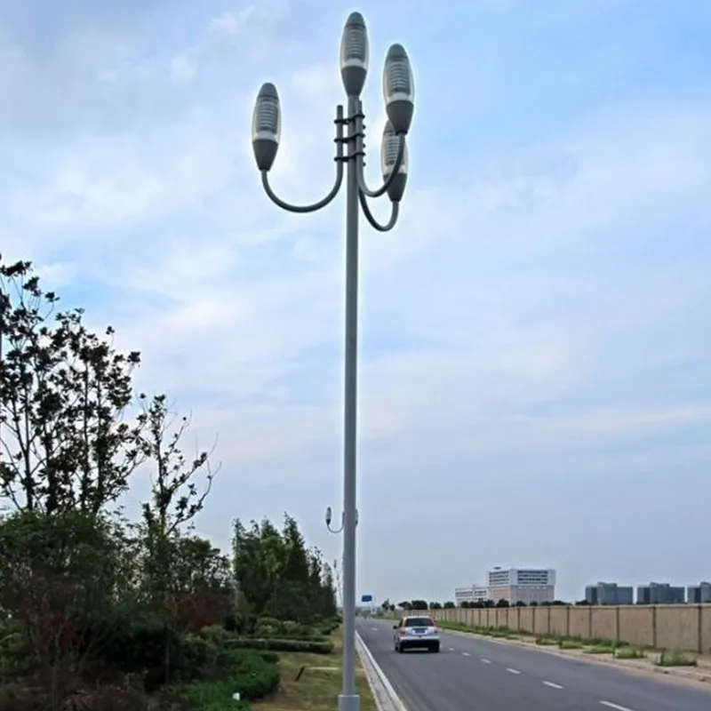 Сталь отражает зелень: фонарные столбы и ограждения вместе создают новый городской ландшафт для уличного освещения на солнечных батареях