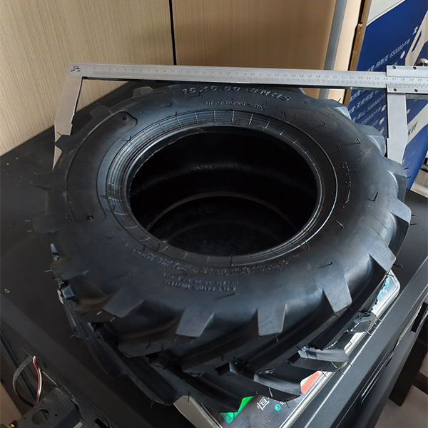 Бескамерная шина с ёлочным протектором 16×650-8