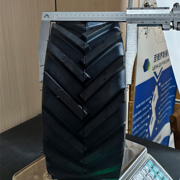Бескамерная шина с ёлочным протектором 16×650-8