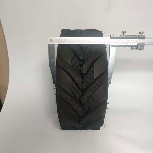 Бескамерное колесо с ёлочным протектором 19×7.00-8