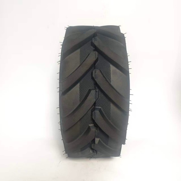 Бескамерное колесо с ёлочным протектором 19×7.00-8