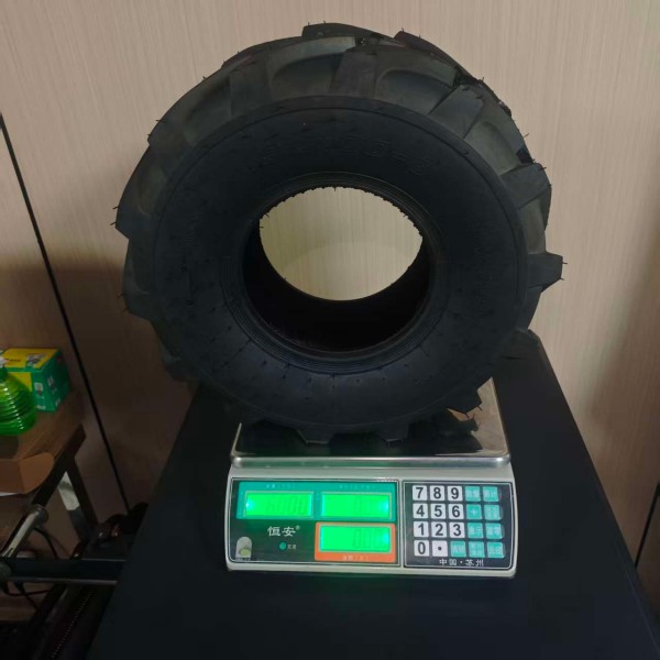 Бескамерное колесо с ёлочным протектором 19×7.00-8