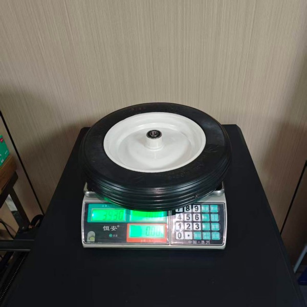 Цельнолитая шина с продольным рифлением 4.80-4.00-8