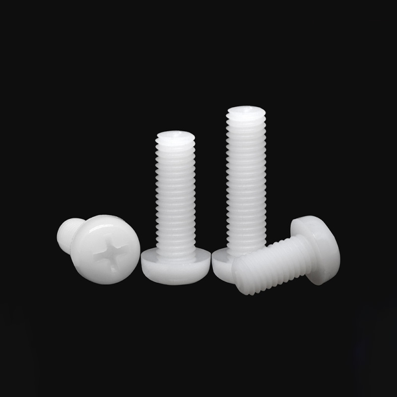 Винт пластиковый с крестообразным шлицем и полукруглой головкой