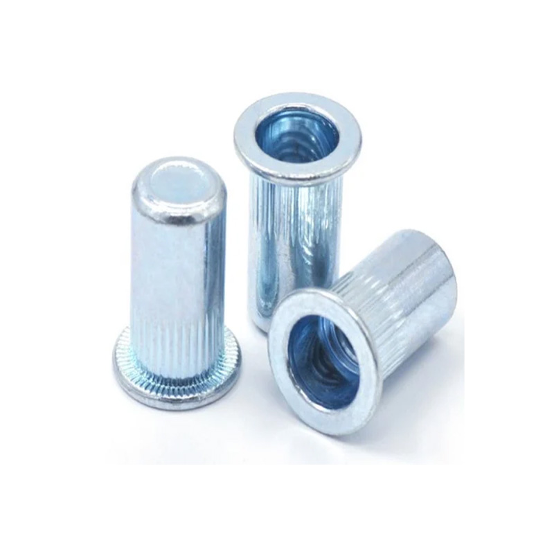 Заклёпочная гайка с плоской головкой, насечкой на корпусе и закрытым концом