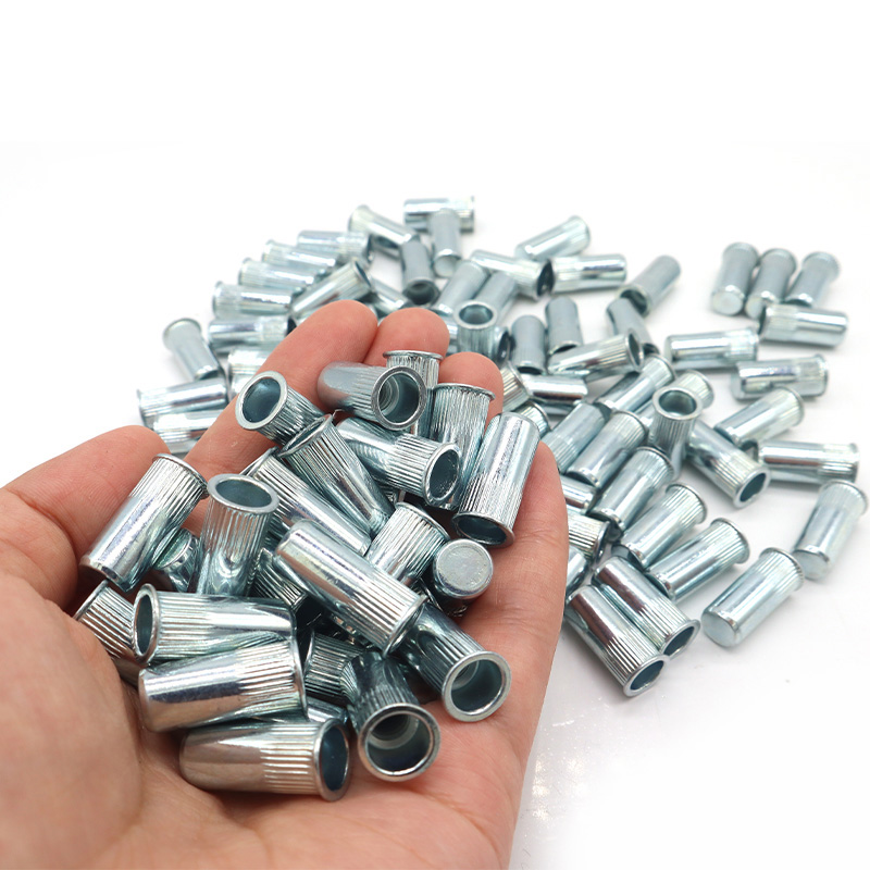 Заклёпочная гайка с уменьшенной потайной головкой и насечкой на корпусе