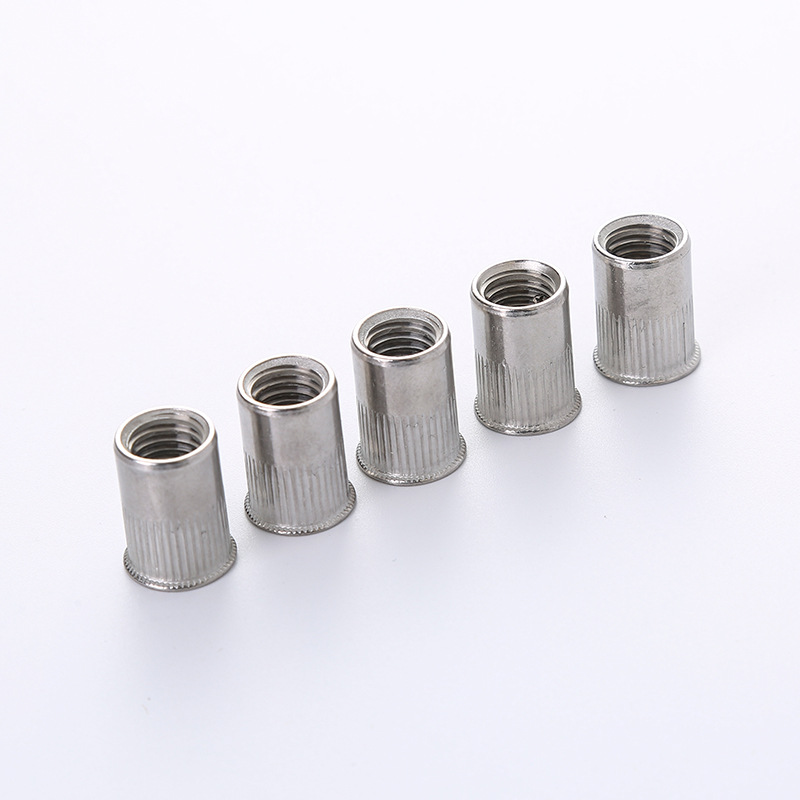 Заклёпочная гайка с уменьшенной потайной головкой и насечкой на корпусе