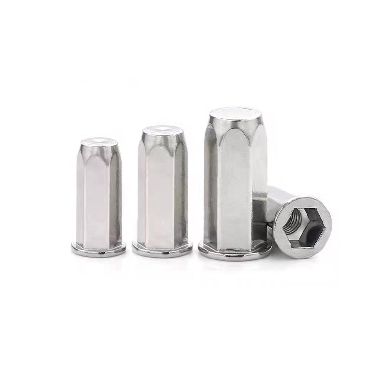 Глухая заклепочная гайка с плоской головкой и полным шестигранником