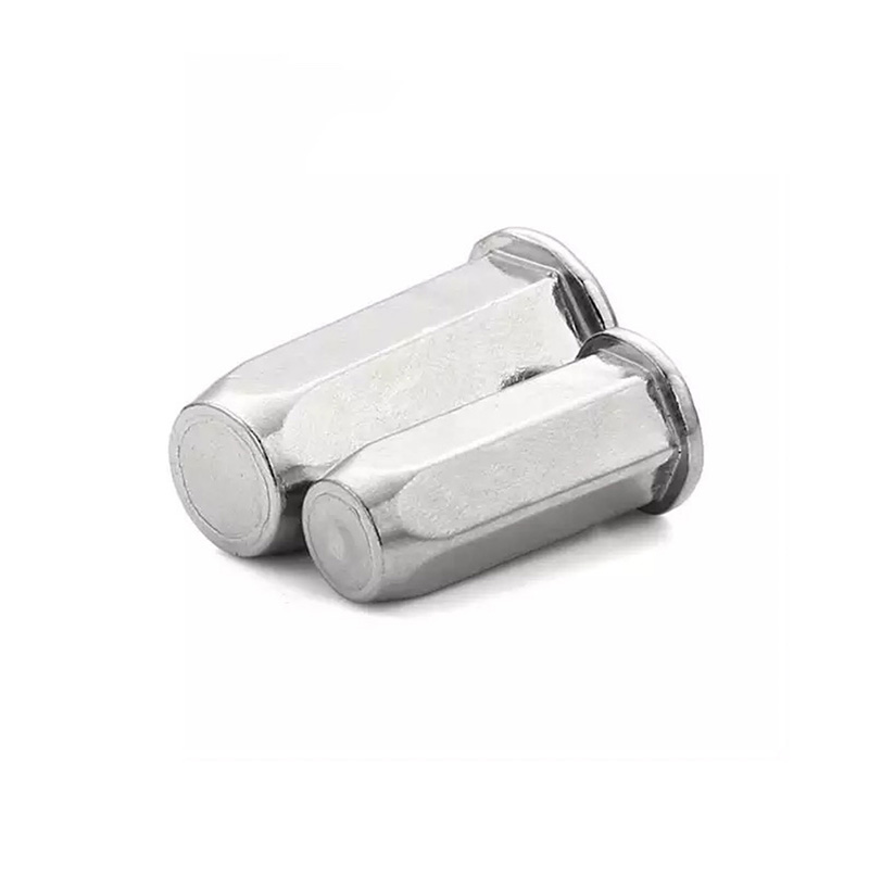 Глухая заклепочная гайка с плоской головкой и полным шестигранником