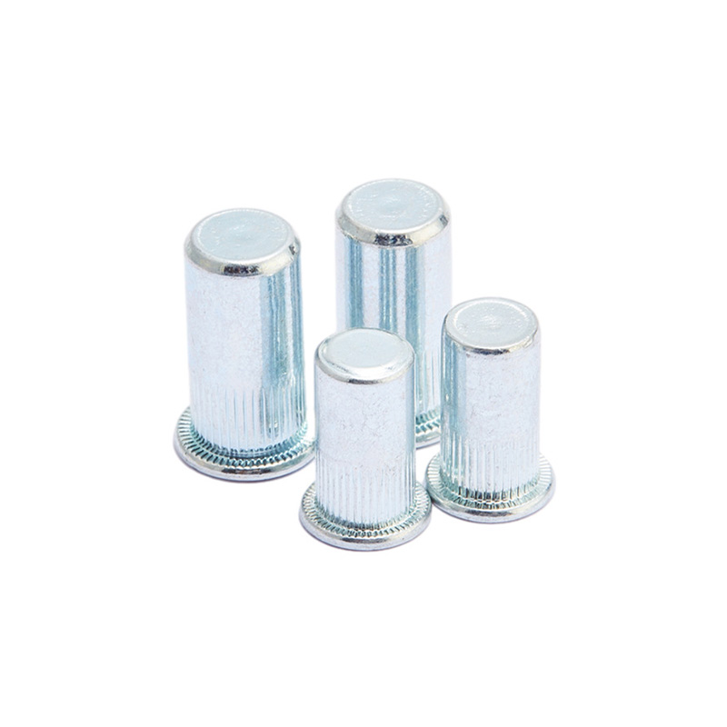 Глухая заклепочная гайка с плоской головкой и продольными насечками